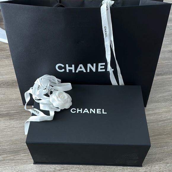 Chanel Box with Camellia and Ribbon - Picture 1 of 2